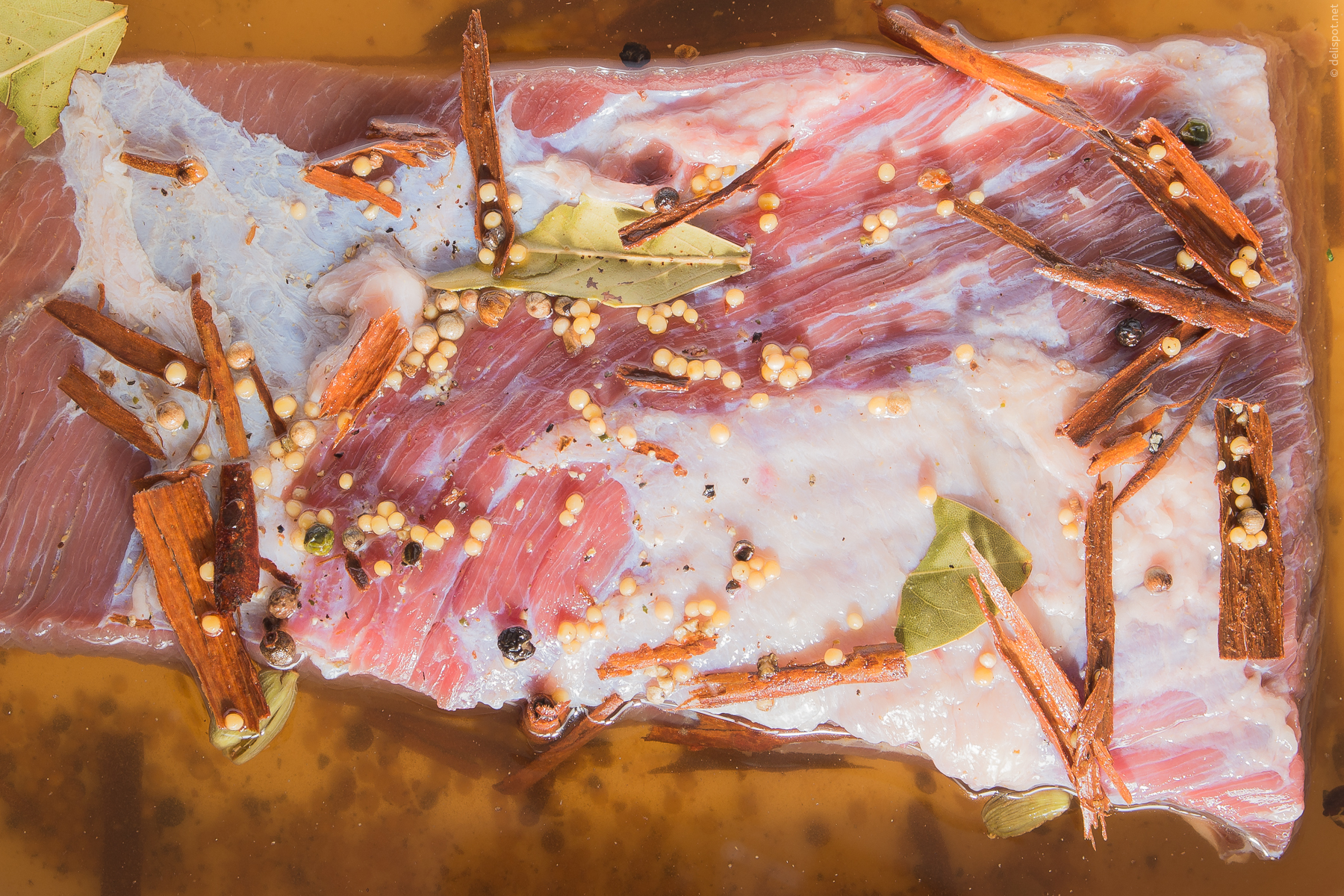 Rinderbrust in Pökellake, später wird aus ihr Corned Beef