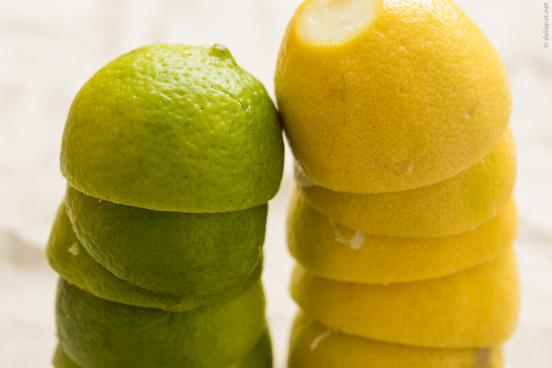 Zitronen und Limetten, halbierte und ausgepresste Früchte, gestapelt