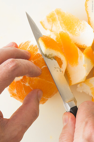 Orangen mit dem Messer schälen, um sie zu filetieren