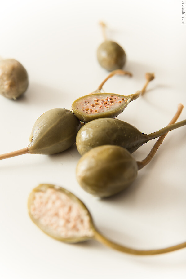 Kapernäpfel oder Kapernbeeren, Früchte des Echten Kapernstrauchs (Capparis spinosa)