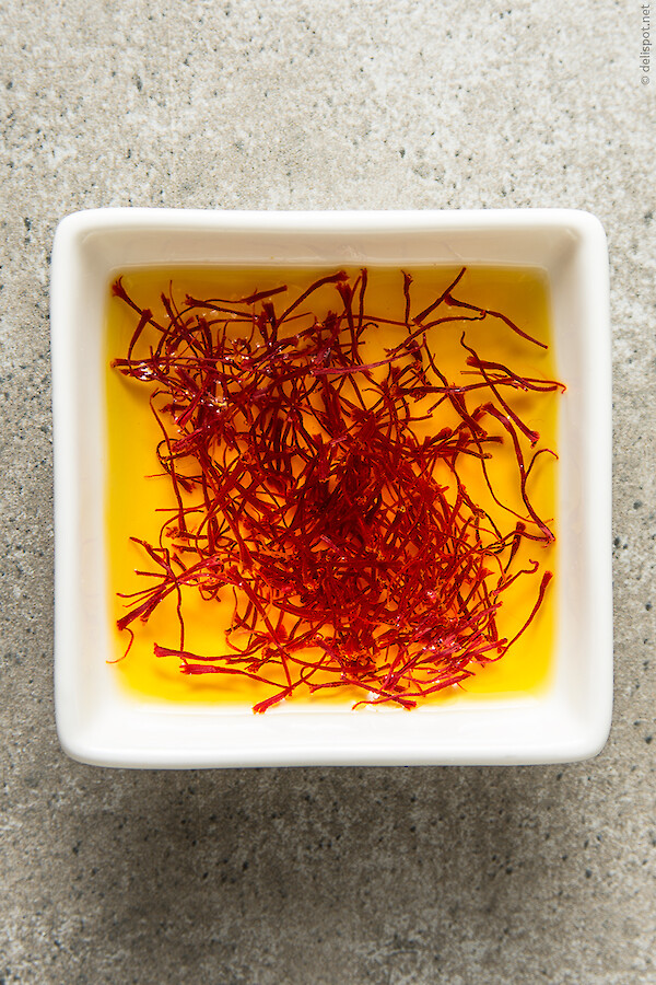 Safran (Crocus sativus), ganze Fäden, aufgelöst in Flüssigkeit