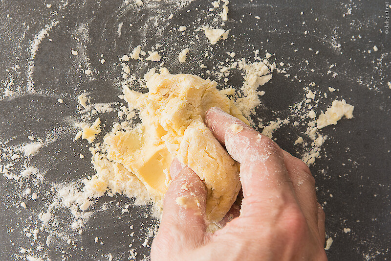 Butter und Mehl wird verknetet, um Beurre manié herzustellen