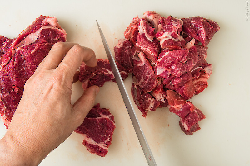 Gulaschzubereitung, Schritt 1: Fleisch schneiden, hier eine Hochripppe vom Rind