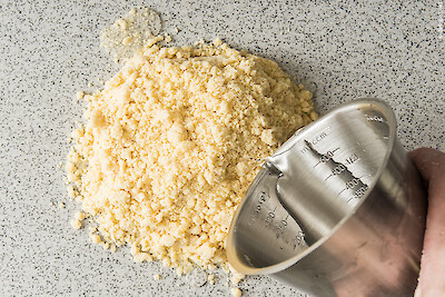 Mürbeteig, Herstellung: Eiskaltes Wasser zur Mehl-Butter-Mischung geben