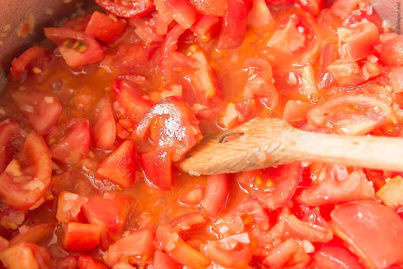 Tomatensauce italienisch – Ansatz der Sauce aus Tomaten, Zwiebeln und Knoblauch