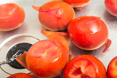 Tomatensauce – Tomaten einritzen, blanchieren und kalt abschrecken