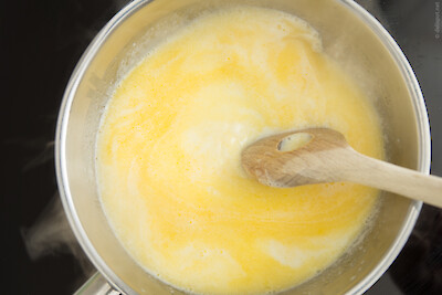 Brandteig herstellen, Schritt 1: Milch, Wasser und Butter erhitzen