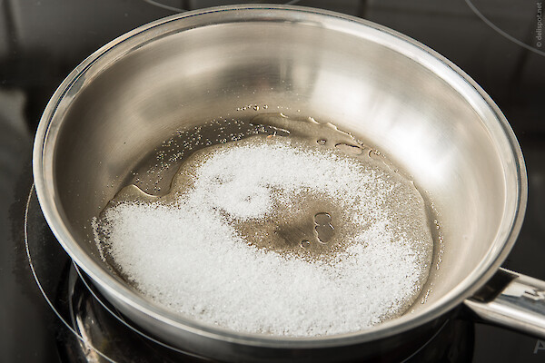 Karamellisieren, Phase 1: Zucker schmilzt bei ca. 135 – 140 °C