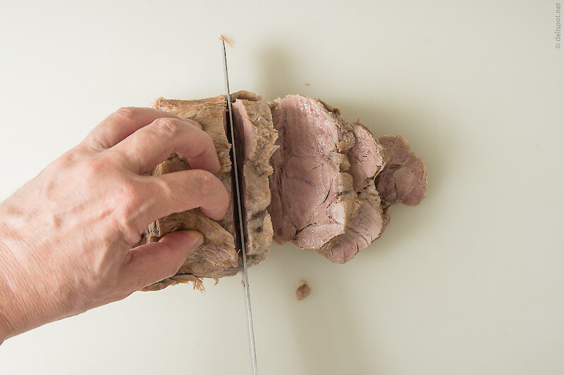 Weiches Sauerfleisch wird in Scheiben geschnitten