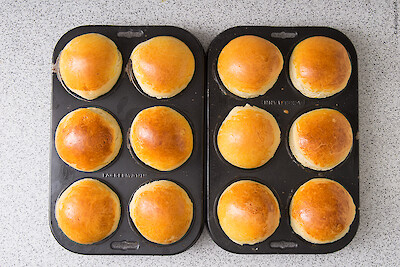 Brioches, zwölf Einzelstücke, in zwei Muffinformen, frisch gebacken