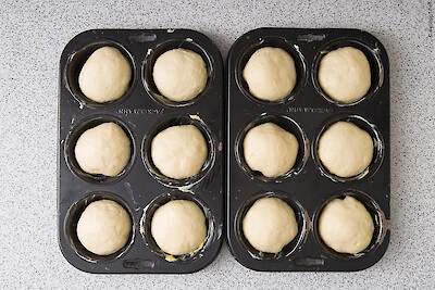 Briocheteig, zwölf Einzelstücke, rundgewirkt in zwei Muffinformen, zu Beginn der Ruhezeit