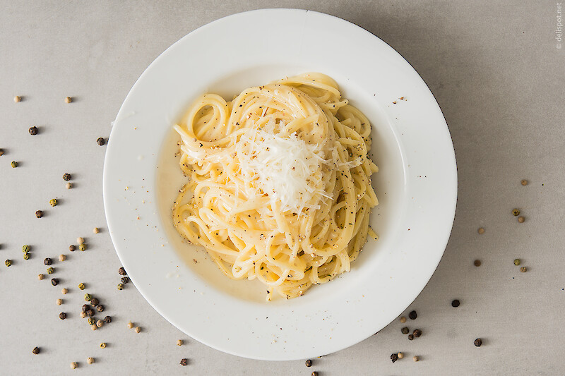 Spaghetti cacio e pepe, angerichtet in tiefem Teller