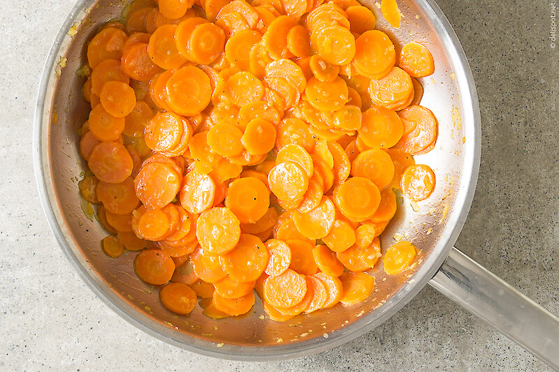 Fertig gegarte Vichy-Karotten in Sauteuse